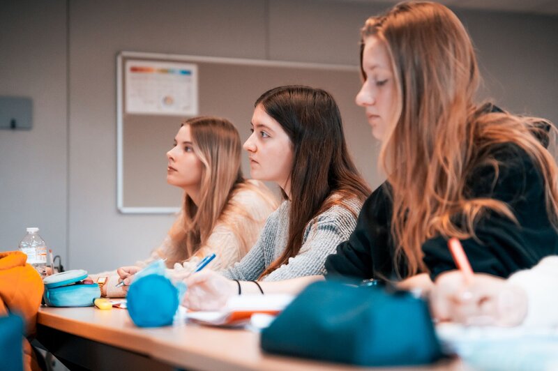 studenten_zitten_in_een_leslokaal