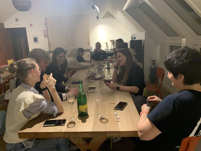 Studenten zitten rond de tafel en spelen gezelschapspelletjes