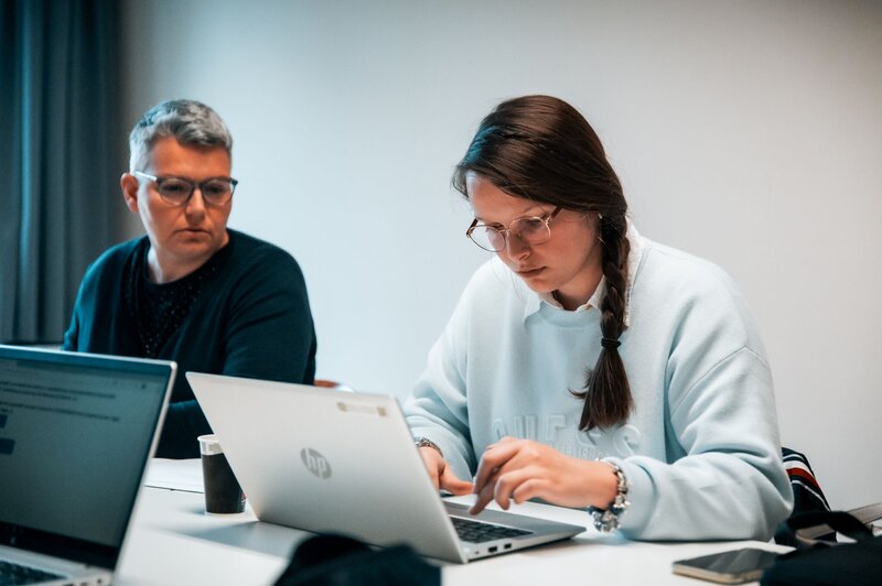 Studenten met laptop in het Moerlandschap op Campus Sint-Niklaas