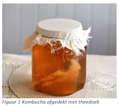 Kombucha afgedekt met een theedoek