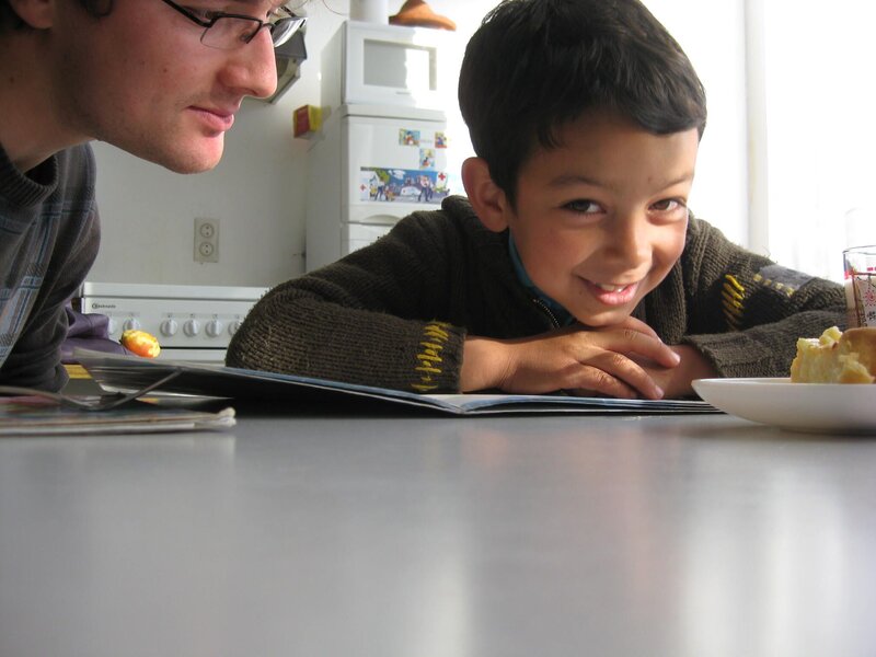 Man en kind maken huiswerk