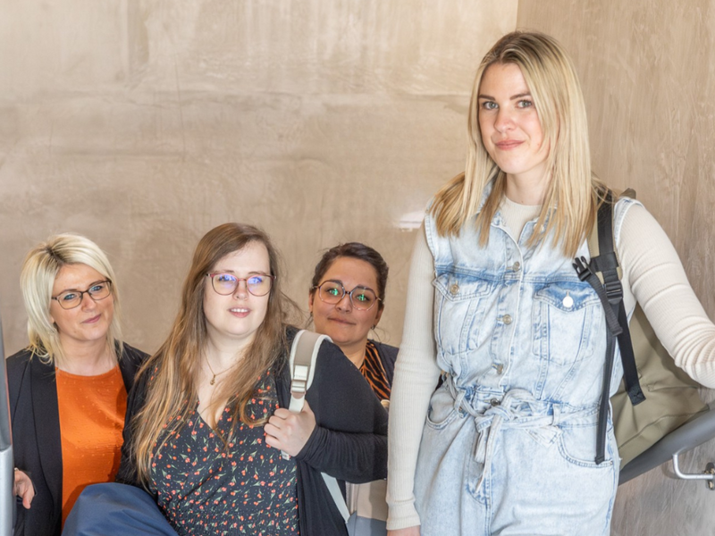 Volwassen studenten op de campus