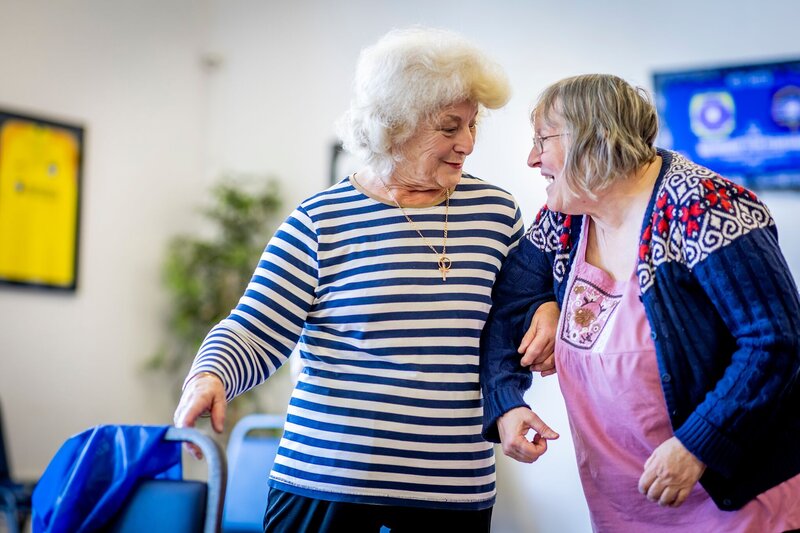 Age pos beeld van groep ouderen 2