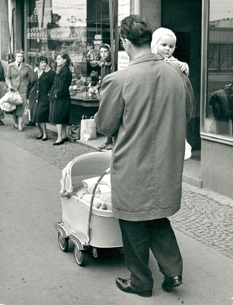 man met kinderwagen