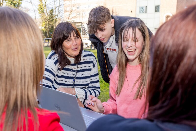 Groep studenten op de campus