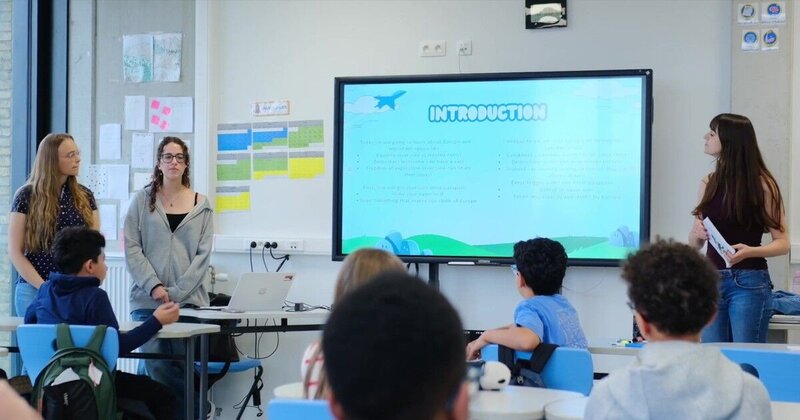 Lesson with international student teachers in a classroom at GO! Basisschool Pacheco in Brussels