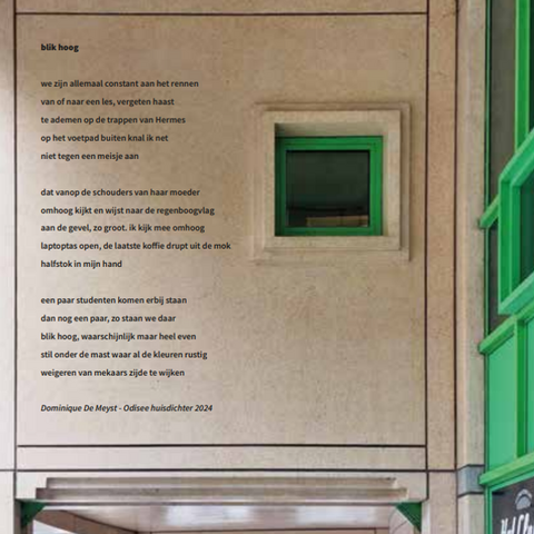 Gedicht van huisdichter op muur van Hermes-campus