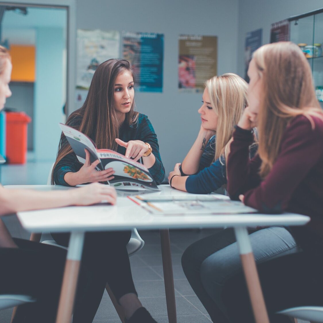 Groep studenten discussieert