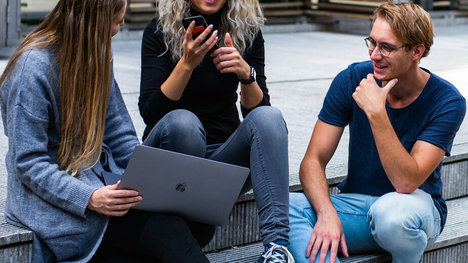 Studenten babbelen op trapje