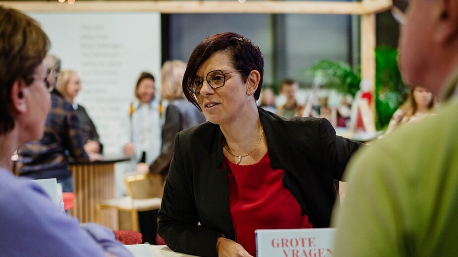 Inge Tency bij de uitreiking jaarprijs wetenschapscommunicatie 2025 van de KVAB