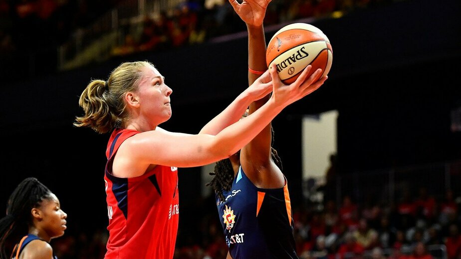 Twee vrouwen spelen basketbal