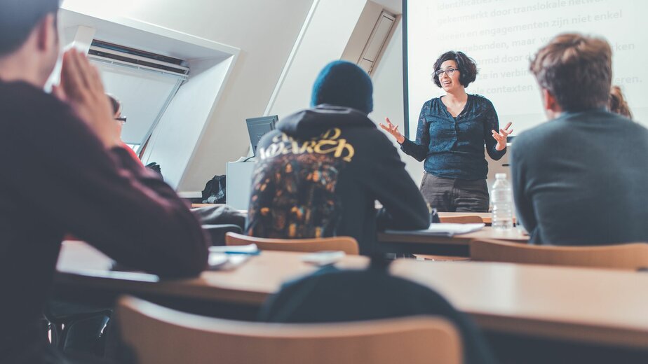 Enthousiaste docente voor de klas