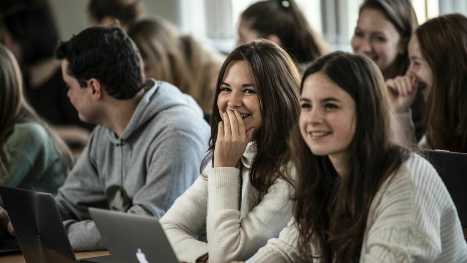 Meisjes in de les met laptop