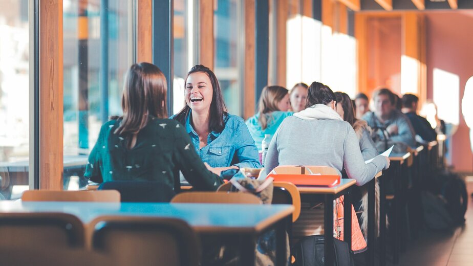 Studenten aan tafel in studentenrestaurant 