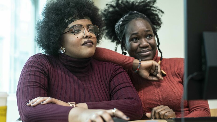 twee studenten achter computerscherm