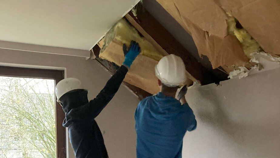Ontmanteling isolatie door studenten bachelor Bouw