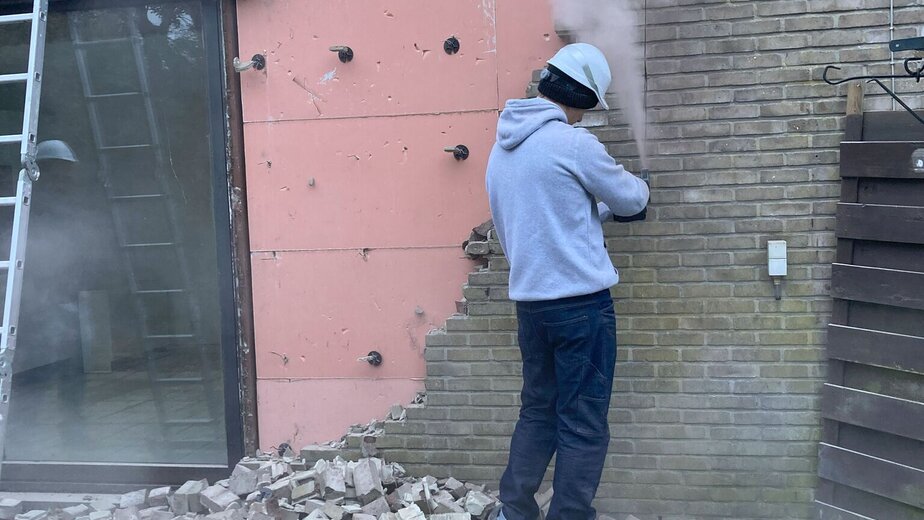 Ontmanteling isolatie door studenten bachelor Bouw 2