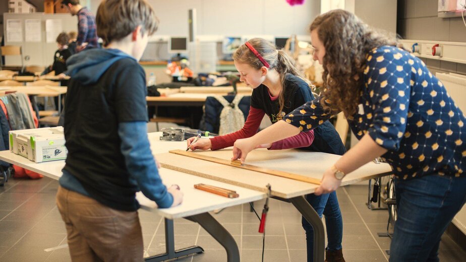 Kinderen aan het werk met houtbewerking