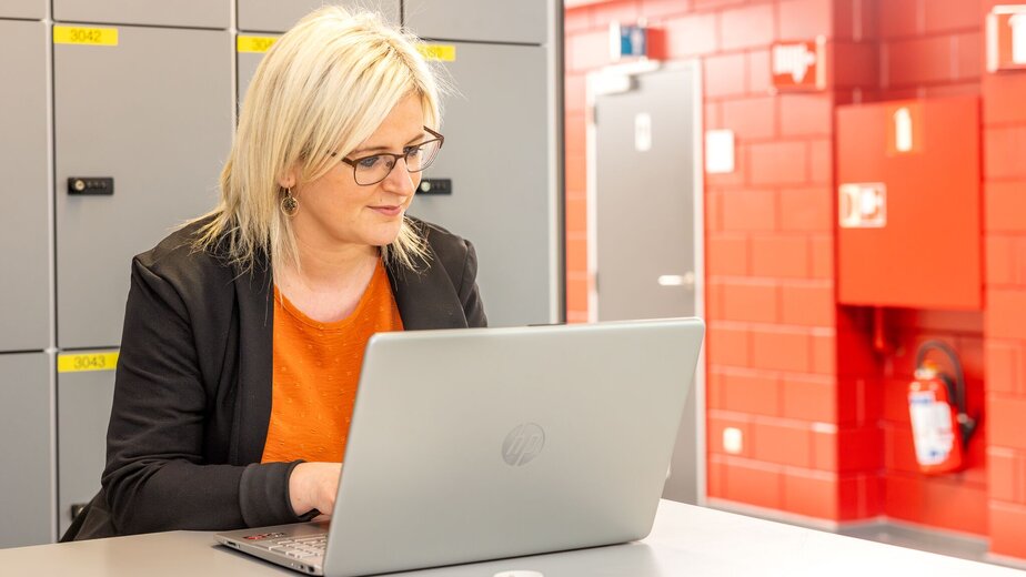 Volwassen studente met computer