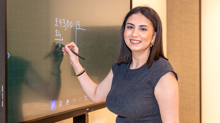 Volwassen studente aan digitaal bord