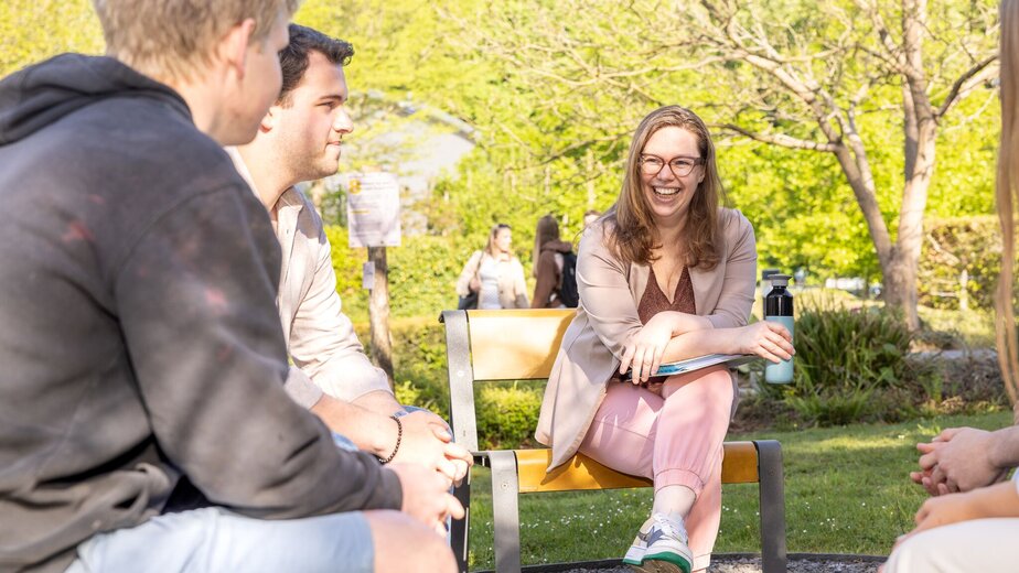 Volwassen studenten praten in de tuin