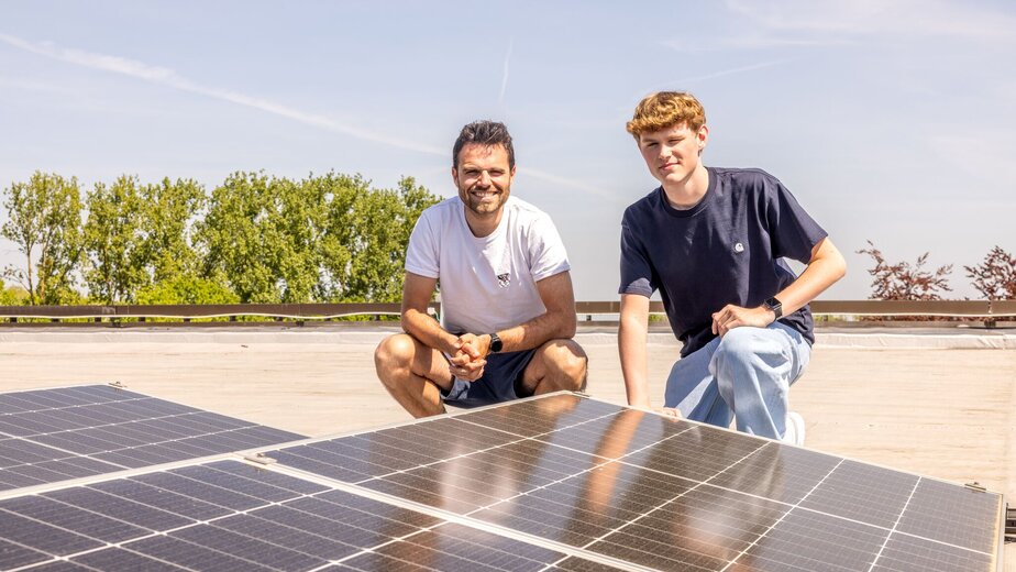Volwassen student en jonge student bij zonnepanelen
