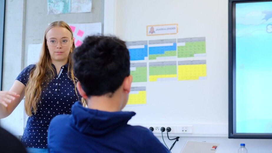 Lesson with international student teachers in a classroom at GO! Basisschool Pacheco in Brussels