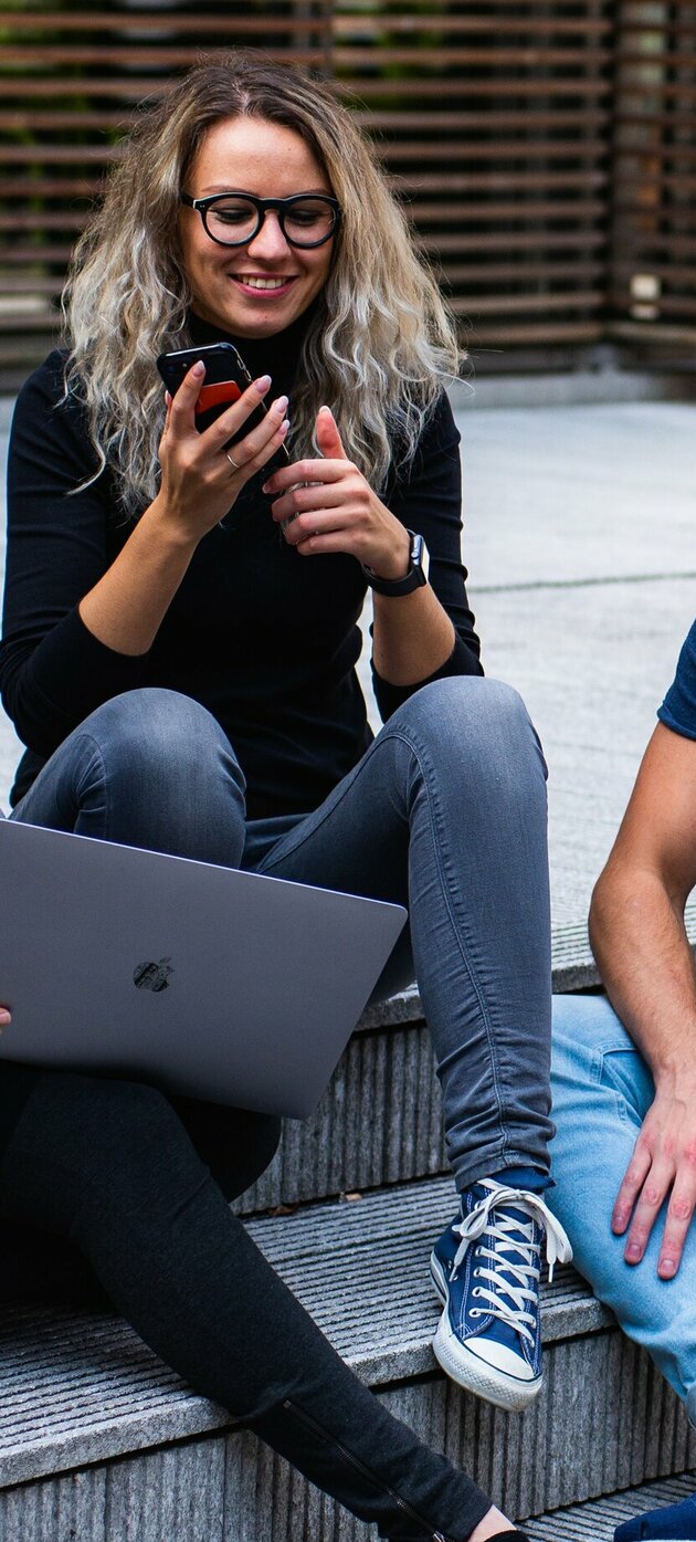 Studenten babbelen op trapje