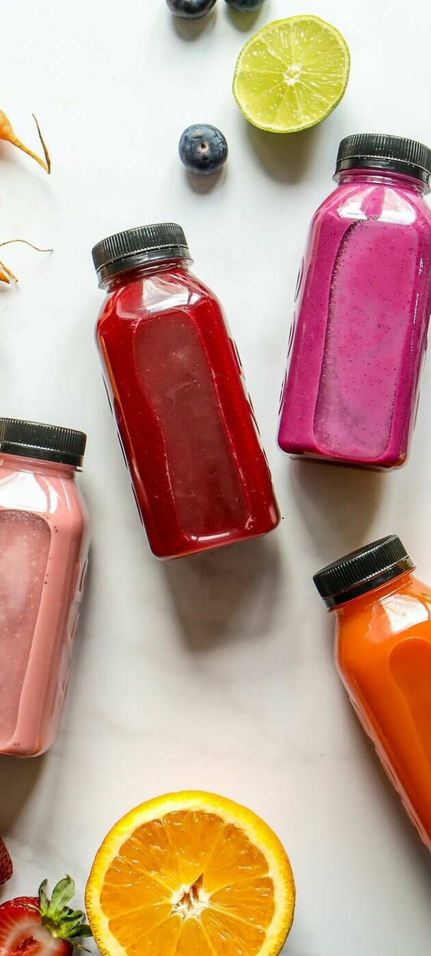 Gekleurde flesjes smoothie