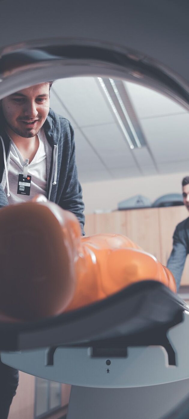 Studenten met CT toestel
