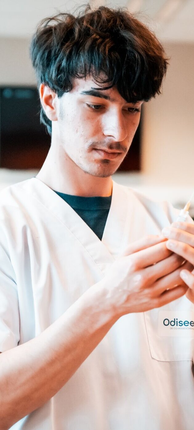 Student Verpleegkunde met spuit