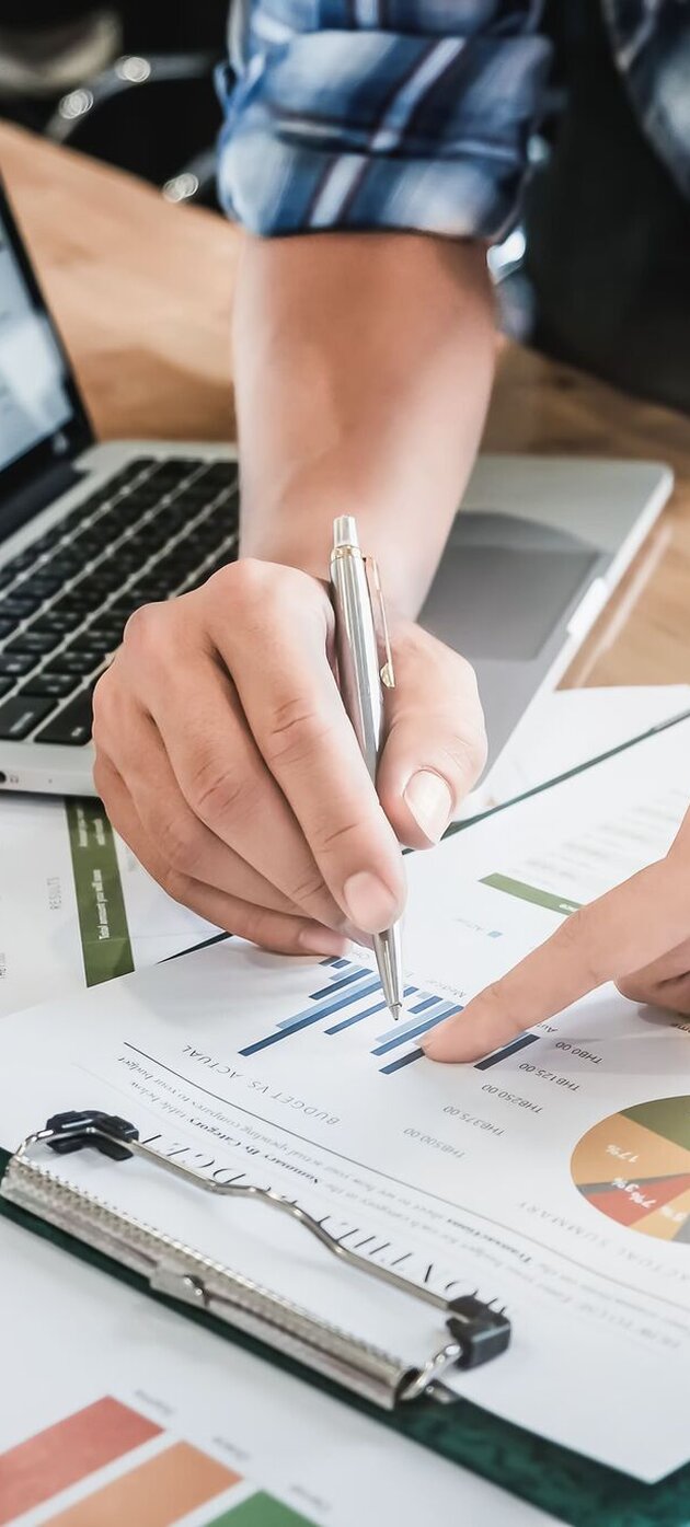 EPB verslaggevers overleggen over een rapport