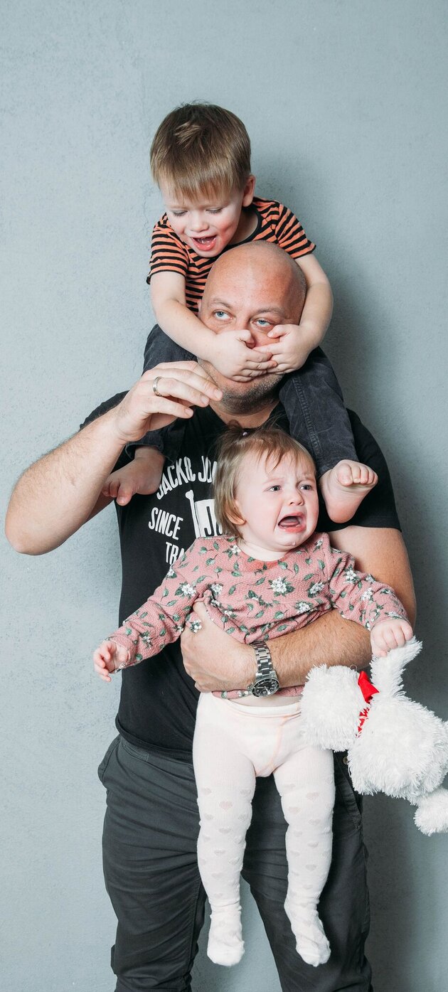 papa met twee kleine kinderen verkleind