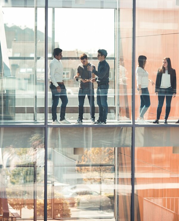 Jongeren op campus glas