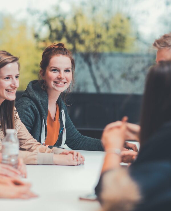 lachende studenten