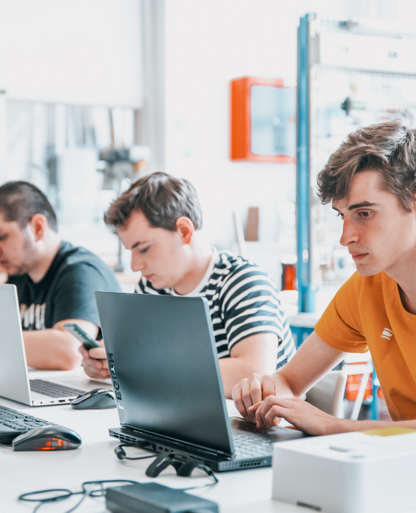 Studenten Energietechnologie aan het werk op hun laptop