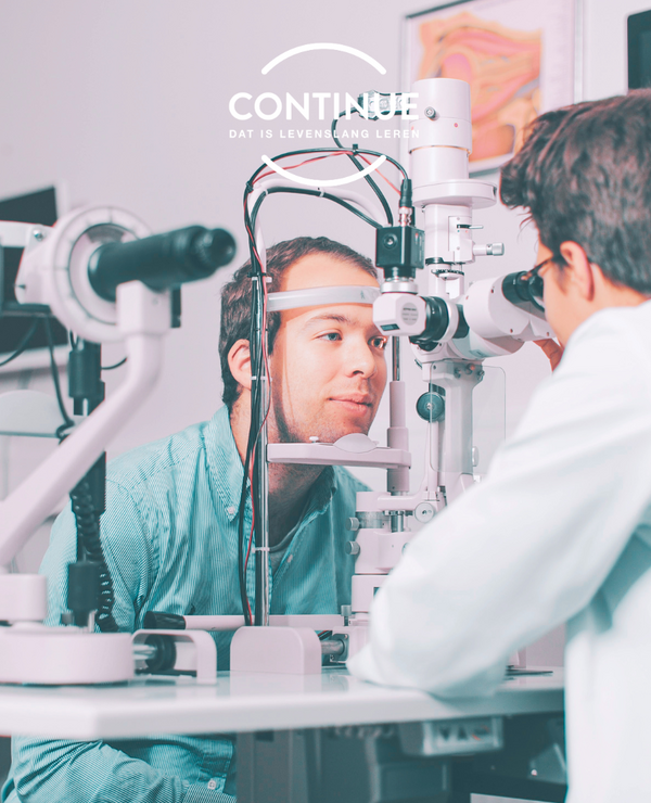 Bachelor Oogzorg voor volwassenen: optometrist onderzoekt ogen van man